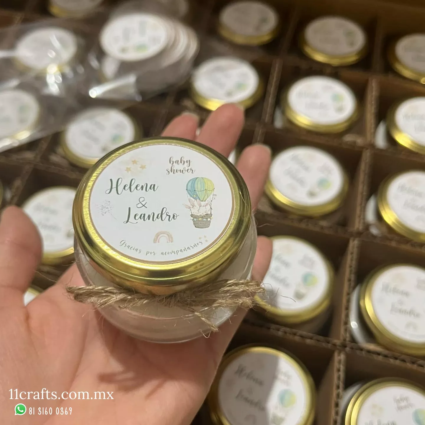 Velas aromáticas decoradas para baby shower con listón y flores